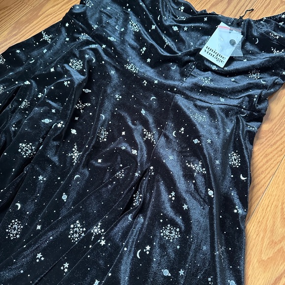 Unique Vintage Black Velvet Dress with Silver Stars - Picture 4 of 4